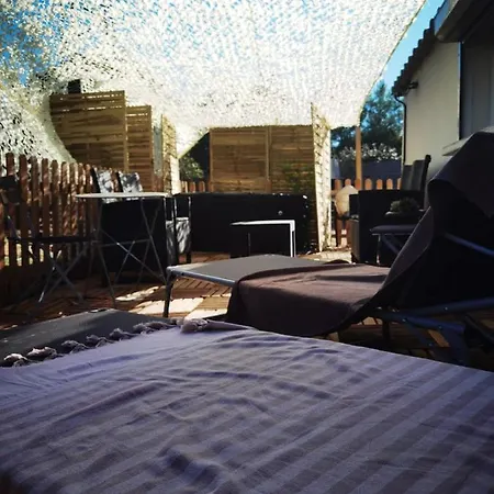 Guest house Caenee: Naturist Retreat With Vintage And Jacuzzi Paillote *