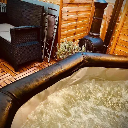 Guest house Caenee: Naturist Retreat With Vintage And Jacuzzi Paillote *