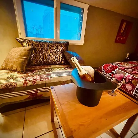 Guest house Caenee: Naturist Retreat With Vintage And Jacuzzi Paillote Marseillan (Herault)