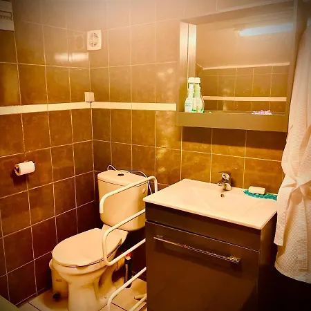 Guest house Caenee: Naturist Retreat With Vintage And Jacuzzi Paillote *