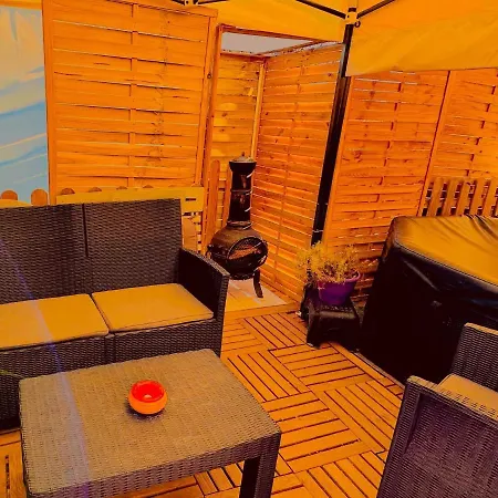Caenee: Naturist Retreat With Vintage And Jacuzzi Paillote