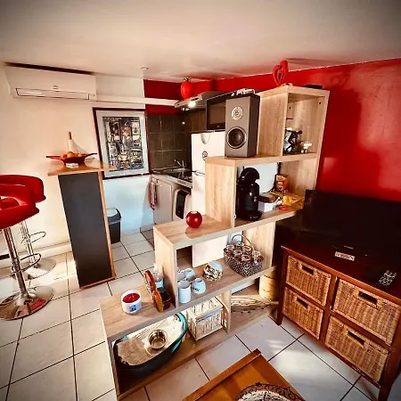 Caenee: Naturist Retreat With Vintage And Jacuzzi Paillote